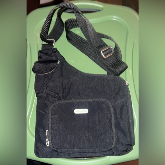 Baggallini Black Nylon Ergonomic Unisex Sling Crossbody Bag Lightweight - Picture 2 of 14